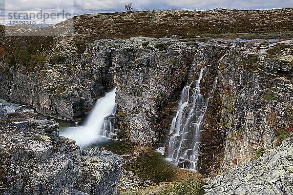 Wasserfall Storulfossen  Fluss Store Ula  Herbst  Rondane Nationalpark  Norwegen  Europa