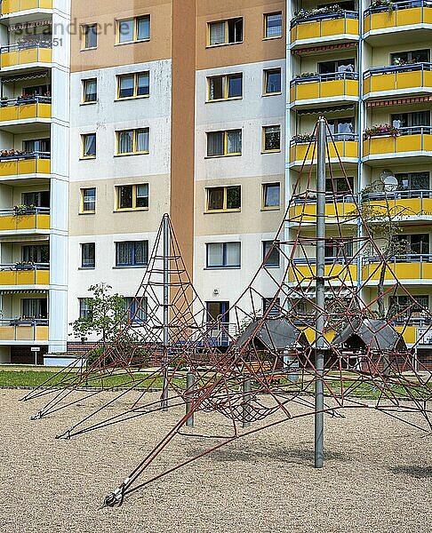 Klettergerüst auf einem Kinderspielplatz  Potsdam  Brandenburg  Deutschland  Europa