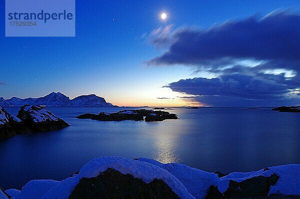Vollmond erleuchtet winterliche Landschaft und Aussicht über den Fjord  Nyksund  Langoya  Vesteralen  Norwegen  Europa