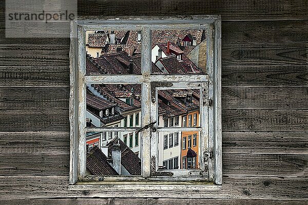 Blick durch ein rustikales Holzfenster auf die Altstadt  Schaffhausen  Composing  Schweiz  Europa