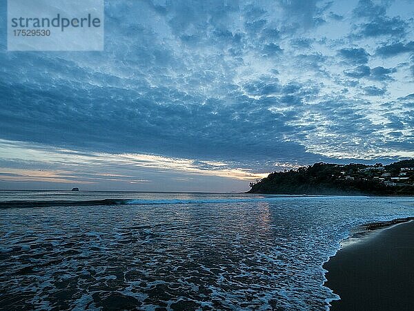 Morgenstimmung vor Sonnenaufgang am Hot Water Beach  Ostküste Coromandel Peninsula  Nordinsel  Neuseeland  Ozeanien