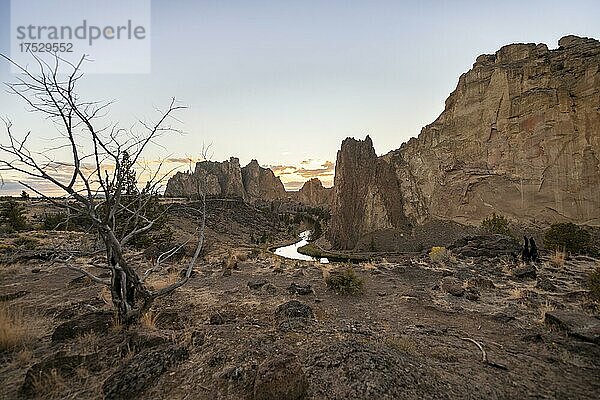 Sonnenuntergang  Flusslauf des Crooked River  Canyon mit Felsformationen  The Red Wall  Smith Rock State Park  Oregon  USA  Nordamerika