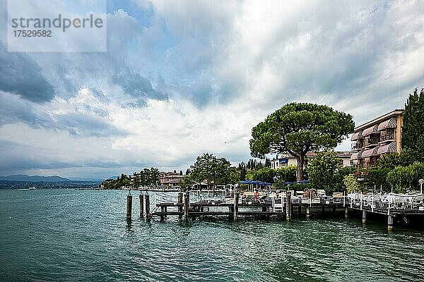 Uferpromenade von Sirmione  Gardasee  Lombardei  Italien  Europa