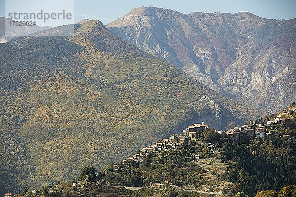 Herbst in den Ligurischen Alpen mit Blick auf Triora  Ligurien  Italien  Europa