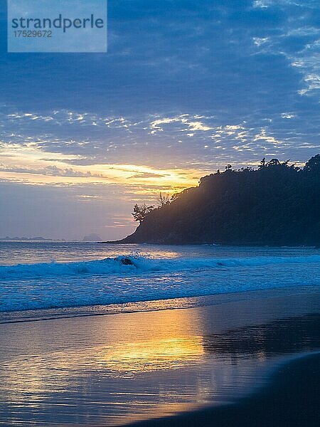Morgenstimmung bei Sonnenaufgang am Hot Water Beach  Ostküste Coromandel Peninsula  Nordinsel  Neuseeland  Ozeanien