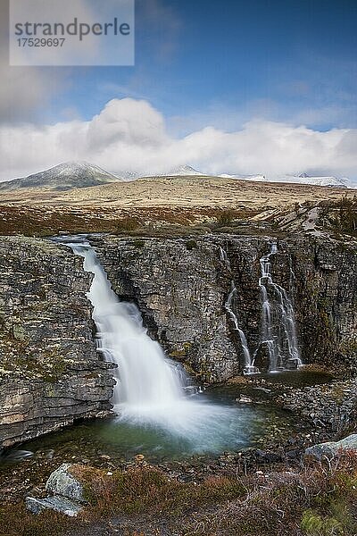 Wasserfall Storulfossen  Fluss Store Ula  Herbst  Rondane Nationalpark  Norwegen  Europa