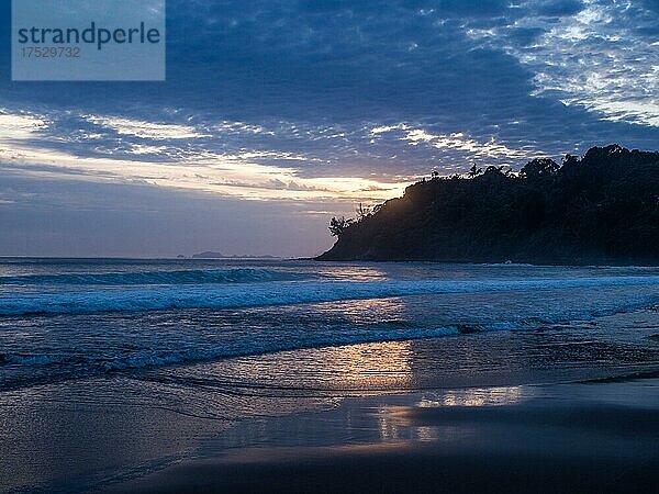 Morgenstimmung bei Sonnenaufgang am Hot Water Beach  Ostküste Coromandel Peninsula  Nordinsel  Neuseeland  Ozeanien