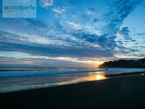 Morgenstimmung bei Sonnenaufgang am Hot Water Beach  Ostküste Coromandel Peninsula  Nordinsel  Neuseeland  Ozeanien