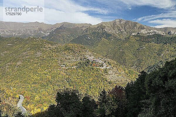 Herbst in den Ligurischen Alpen mit Blick auf Corte  Ligurien  Italien  Europa