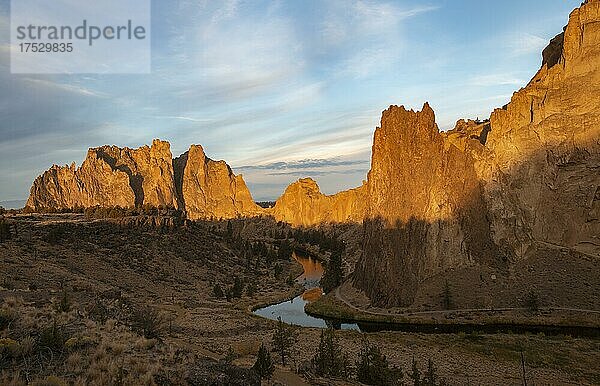 Rote Felswände bei Sonnenaufgang  Flusslauf des Crooked River  Canyon mit Felsformationen  The Red Wall  Smith Rock State Park  Oregon  USA  Nordamerika
