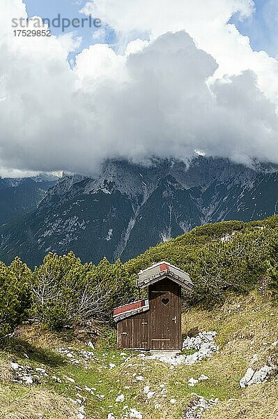 Herzhäuschen  Outdoor-Toilette  Große Arnspitze (2196 m)  Arnspitzgruppe  Wettersteingebirge  Nördliche Kalkalpen  Alpen  Mittenwald  Oberbayern  Bayern  Deutschland  Europa