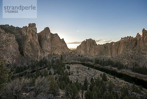 Sonnenuntergang  Flusslauf des Crooked River  Canyon mit Felsformationen  The Red Wall  Smith Rock State Park  Oregon  USA  Nordamerika
