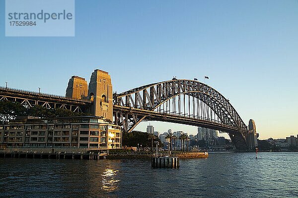 Sydney Harbour Bridge bei Sonnenaufgang  Sydney  New South Wales  Australien  Ozeanien
