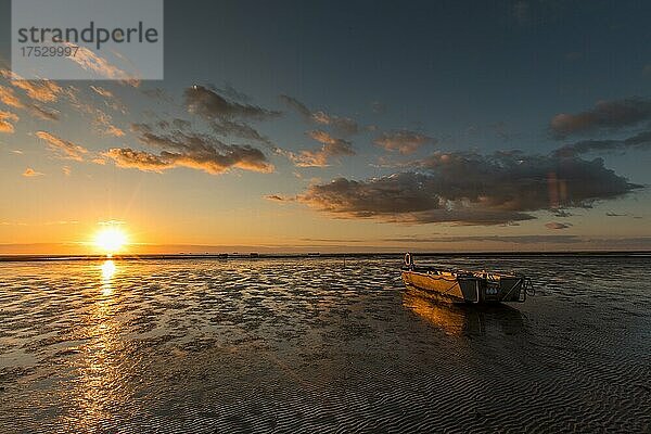 Sonnenuntergang über dem Watt bei Ebbe am Holmersiel  Nordstrand  Nordfriesland  Schleswig Holstein