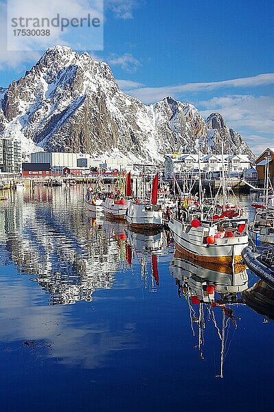 Traditionelle Fischerboote im Hafen von Svolvaer  schneebedeckte Berge im Winter  Nordland  Lofoten  Austvågøy  Skandinavien  Norwegen  Europa