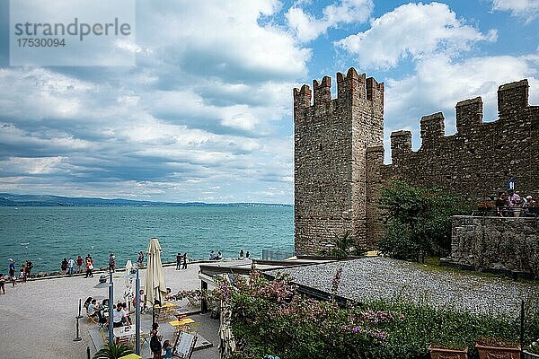 Burgturm von Sirmione  Gardasee  Lombardei  Italien  Europa