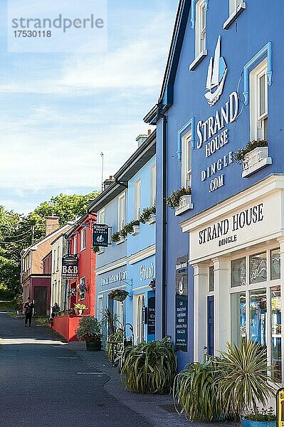 Tourismus  buntes Ortsbild  Pubs und Restaurants  Hotel Strand House  Strand St  Daingean Uí Chúis  Dingle  Dingle-Halbinsel  County Kerry  Irland  Europa