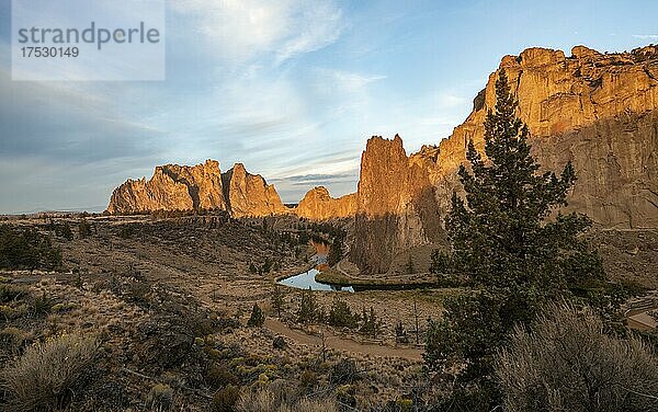 Rote Felswände bei Sonnenaufgang  Flusslauf des Crooked River  Canyon mit Felsformationen  The Red Wall  Smith Rock State Park  Oregon  USA  Nordamerika