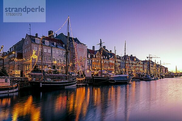 Nyhavn-Kanal bei Sonnenaufgang  Weihnachtszeit  Nyhavn Kopenhagen  Dänemark  Europa