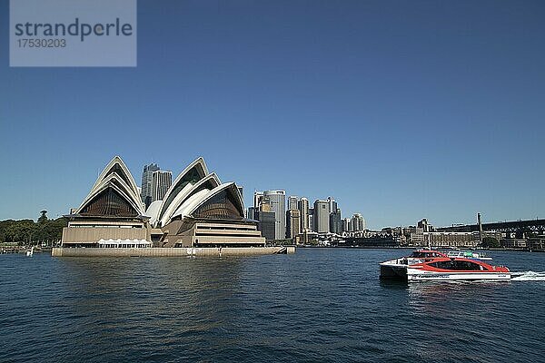 Opernhaus von Sydney mit einem vorbeifahrenden Touristenboot  Sydney  New South Wales  Australien  Ozeanien