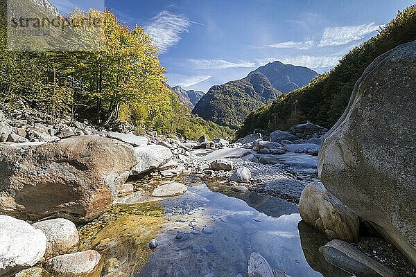 Bergfluss im Verzascatal  Tessin  Schweiz  Europa