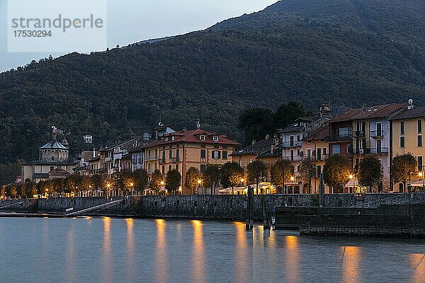 Abendlicht an dere Promenade in Cannobio  Lago Maggiore  Piemont  Italien  Europa