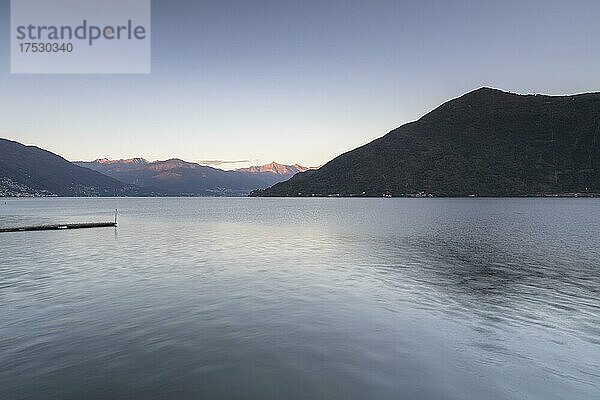 Abendlicht am Lago Maggiore am Ufer von Cannobio  Piemont  Italien  Europa