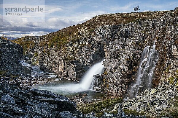 Wasserfall Storulfossen  Fluss Store Ula  Herbst  Rondane Nationalpark  Norwegen  Europa