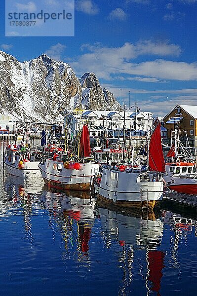 Traditionelle Fischerboote im Hafen von Svolvaer  schneebedeckte Berge im Winter  Nordland  Lofoten  Austvågøy  Skandinavien  Norwegen  Europa