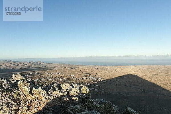 Berg-Schatten in Form eines Dreiecks in der Landschaft  Dreieck  Morgensonne  heiliger Berg  Montaña Sagrada de Tindaya bei La Oliva  Fuerteventura  Kanarische Inseln  Spanien  Europa