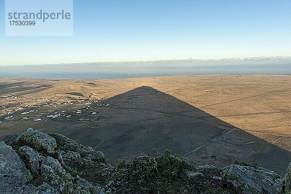 Berg-Schatten in Form eines Dreiecks in der Landschaft  Dreieck  Morgensonne  heiliger Berg  Montaña Sagrada de Tindaya bei La Oliva  Fuerteventura  Kanarische Inseln  Spanien  Europa