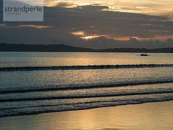 Morgenstimmung vor Sonnenaufgang am Strand Orewa beach  Orewa  Auckland Council  Neuseeland  Ozeanien