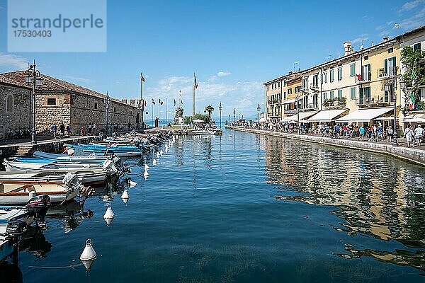 Hafen von Lazise  Gardasee  Venetien  Italien  Europa