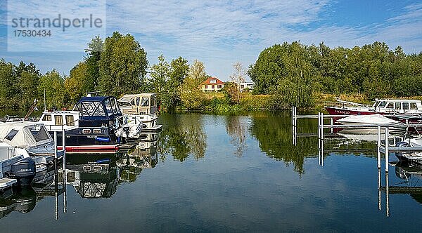 Bootsanleger im Neuen Wohngebiet an der Havel  Werder  Brandenburg  Deutschland  Europa