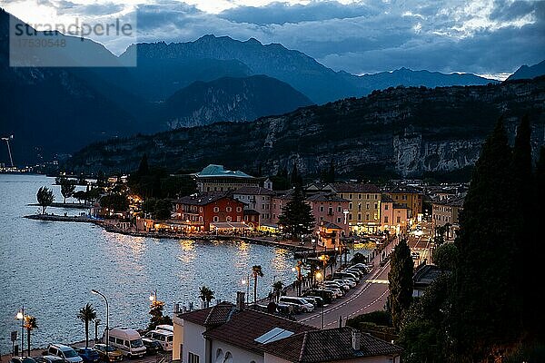 Torbole in der blauen Stunde  Gardasee  Trentino-Alto Adige  Italien  Europa