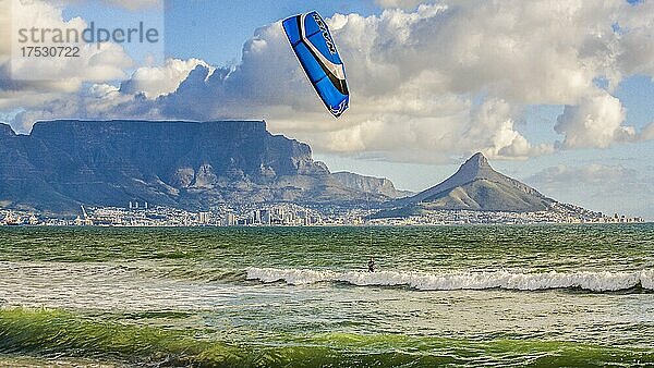 Blick vom Bloubergstrand auf die Silhouette von Kapstadt  Südafrika  Kapstadt  Westkap