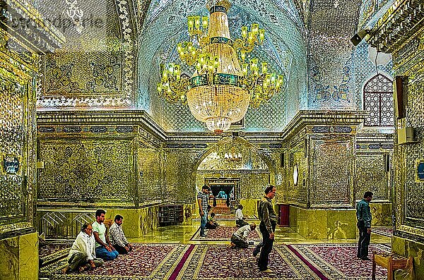 Pilger  Moschee und Mausoleum  Schah Tscheragh  eine der wichtigsten Pilgerstätten der Schiiten im Iran  Shiraz  Shiraz  Iran