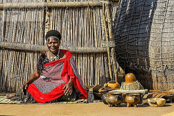Dorfchefin  traditionellen Bräuche in echtem afrikanischen Dorf  Umphakatsi Chief