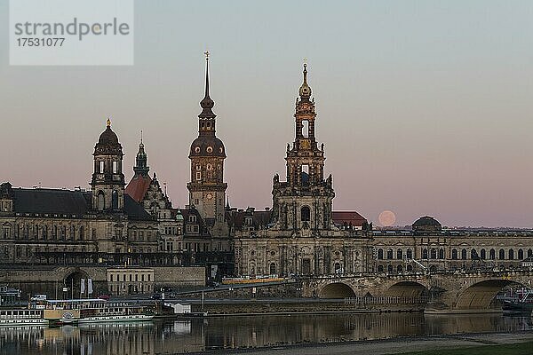 Sonnenaufgang und Vollmond hinter der Altstadtsilhouette mit den Türmen vom Ständehaus  Georgentor  Hausmannsturm und Hofkirche  Dresden  Sachsen  Deutschland  Europa