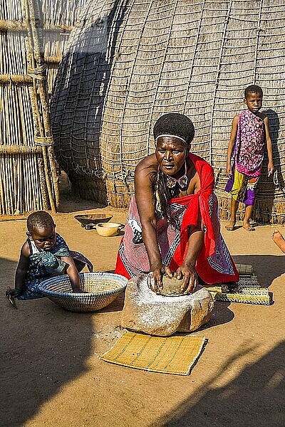 Traditionellen Bräuche in echtem afrikanischen Dorf  Umphakatsi Chief