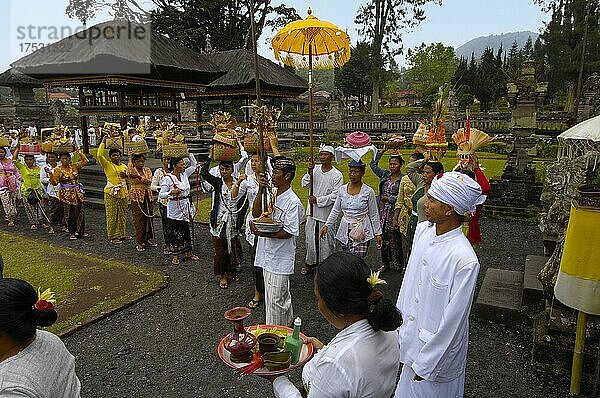 Gläubige Hindus bei hinduistische Hindu Prozession  buddhistische hinduistische Tempelanlage Pura Ulun Danu Bratan  Candi Kuning  Bratan-See  Bali  Indonesien  Asien