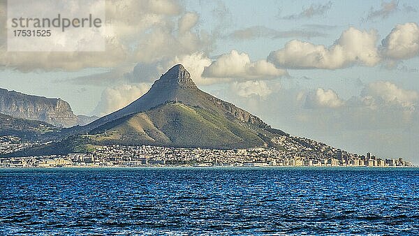 Blick vom Bloubergstrand auf die Silhouette von Kapstadt  Südafrika  Kapstadt  Westkap