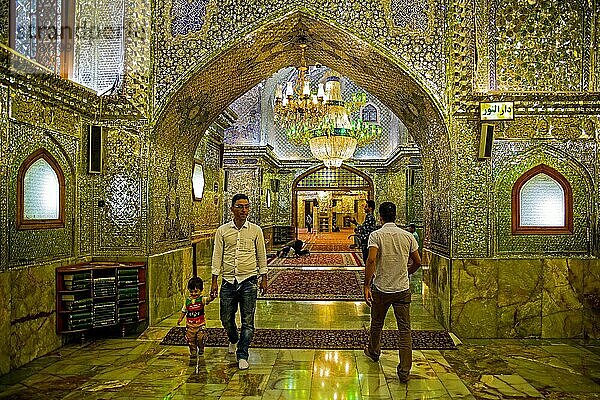 Pilger  Moschee und Mausoleum  Schah Tscheragh  eine der wichtigsten Pilgerstätten der Schiiten im Iran  Shiraz  Shiraz  Iran