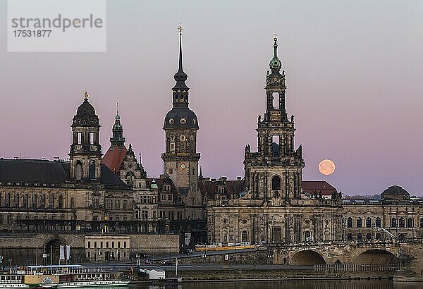 Vollmond hinter der Altstadtsilhouette mit den Türmen vom Ständehaus  Georgentor  Hausmannsturm und Hofkirche  Dresden  Sachsen  Deutschland  Europa