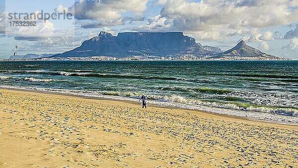 Blick vom Bloubergstrand auf die Silhouette von Kapstadt  Südafrika  Kapstadt  Westkap