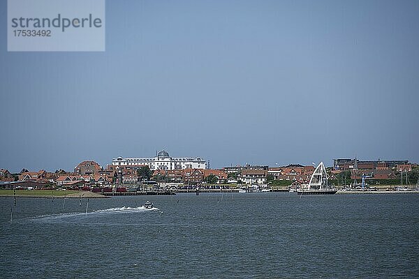 Blick auf Hafen mit Aussichtsturm und Kurhotel  Ort Juist  Insel Juist  Niedersächsisches Wattenmeer  Nordsee  Ostfriesland  Niedersachsen  Deutschland  Europa