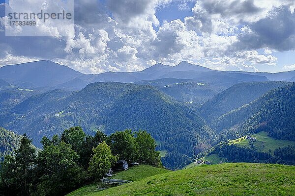 Aussicht von der Sternwarte Max Valier auf das Eggental  Europäisches Sternendorf  Gummer  bei Karneid  Eggental  Südtirol  Italien  Europa