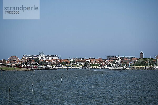 Blick auf Hafen mit Aussichtsturm und Kurhotel  Ort Juist  Insel Juist  Niedersächsisches Wattenmeer  Nordsee  Ostfriesland  Niedersachsen  Deutschland  Europa