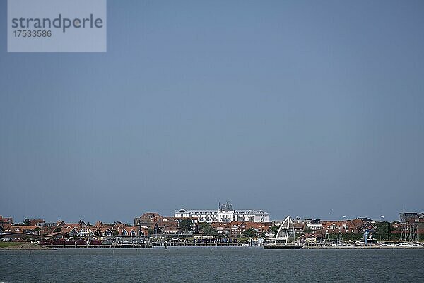 Blick auf Hafen mit Aussichtsturm und Kurhotel  Ort Juist  Insel Juist  Niedersächsisches Wattenmeer  Nordsee  Ostfriesland  Niedersachsen  Deutschland  Europa