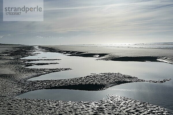 Sandstrand bei Ebbe mit Gezeitentümpeln  Insel Juist  Niedersächsisches Wattenmeer  Nordsee  Ostfriesland  Niedersachsen  Deutschland  Europa